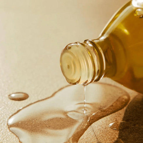 Redu stresul și îngrijește pielea cu Aromatica Serene Body Oil Lavender & Marjoram, un ulei de corp vegan, cu efect relaxant și hrănitor.
